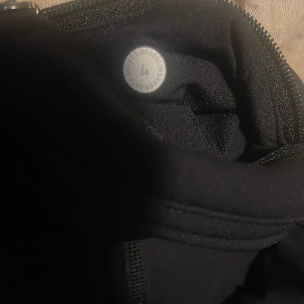 Lululemon Pace Rival Crop *Full-On Luxtreme 22"
Black Women’s Size 4 - Picture 5 of 7